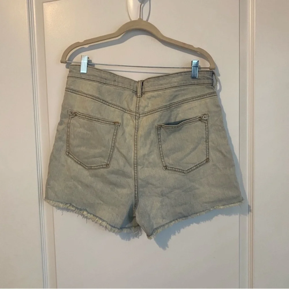 Anthropologie pilcro light wash denim cutoff shorts sz 32 - Picture 2 of 3